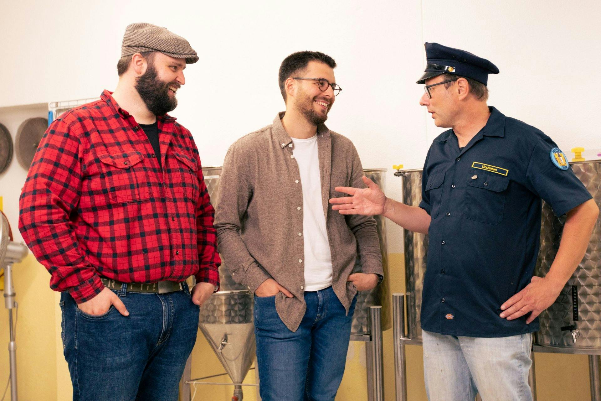 Eichhof-Braumeister Daniel Spellmeyer und Bierbotschafter Remo Viceré zu Besuch bei Bierpolizist UrsAnton Krügel und seiner Mikrobrauerei.
