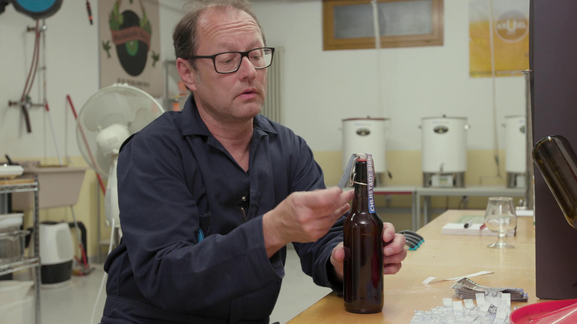 Vom Bierbrauen bis hin zum Etikettieren der einzelnen Bierflaschen.