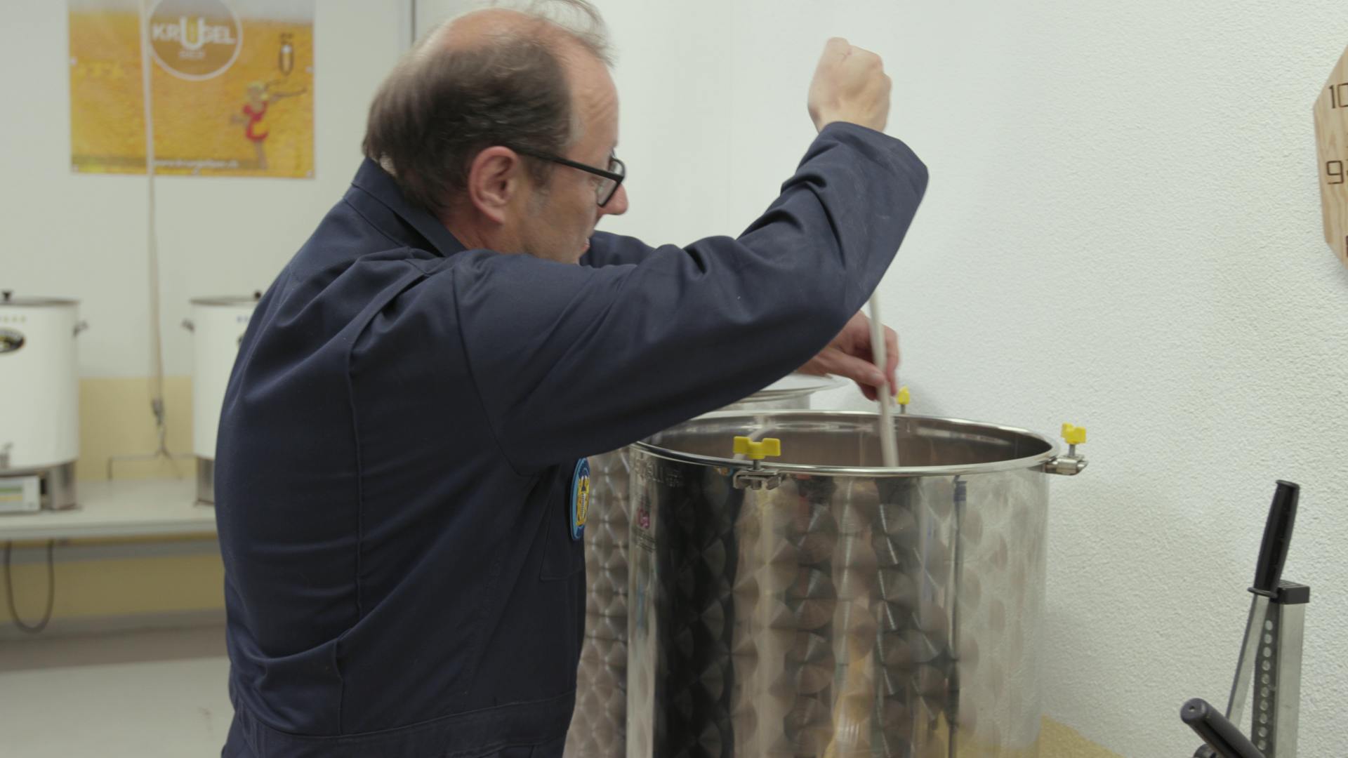 Der Luzerner Bierpolizist führt in seiner Kleinbrauerei jeden einzelnen Arbeitsschritt selbst aus.