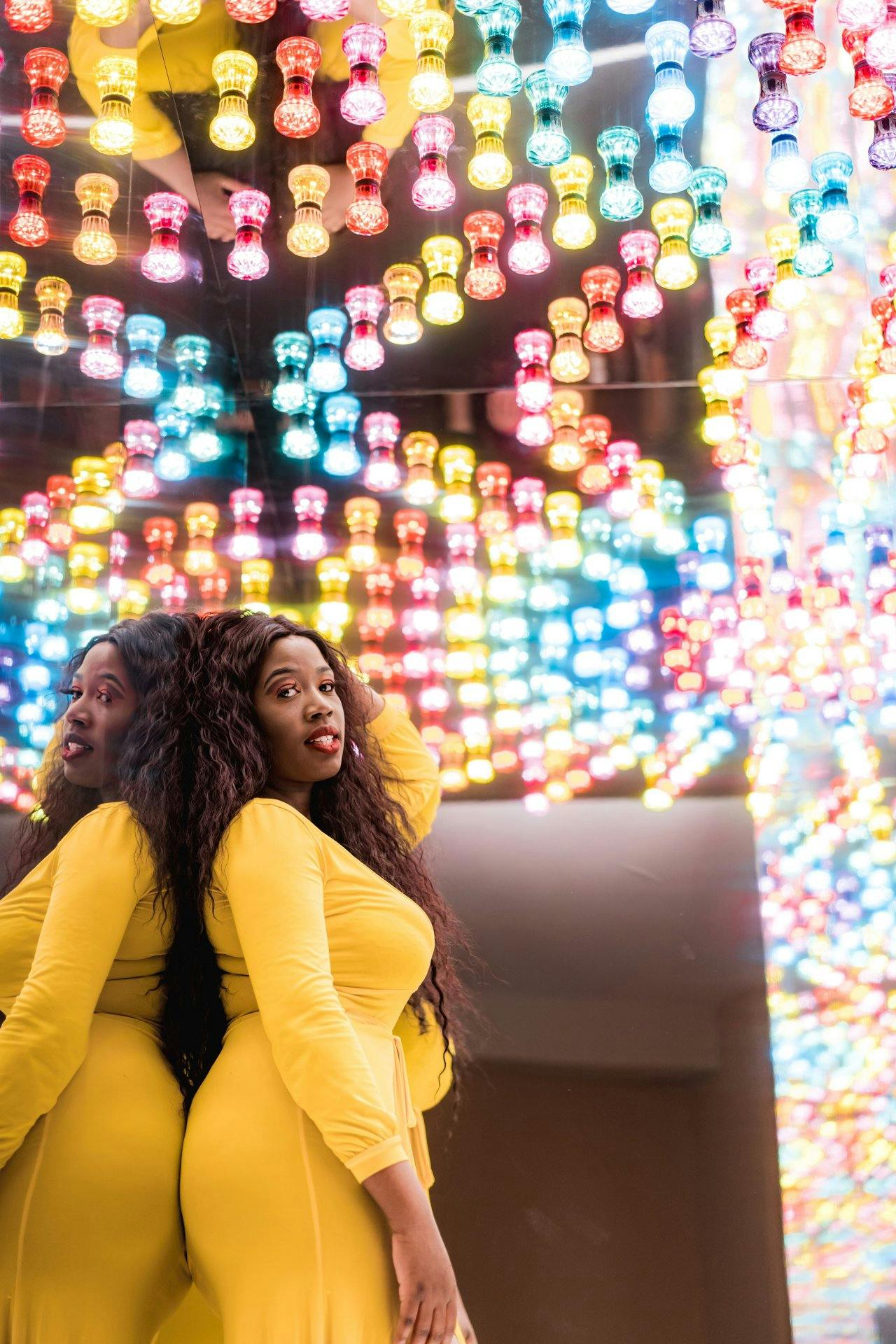 Joue avec ton reflet dans les miroirs du Selfie Hotel pour créer des photos originales!