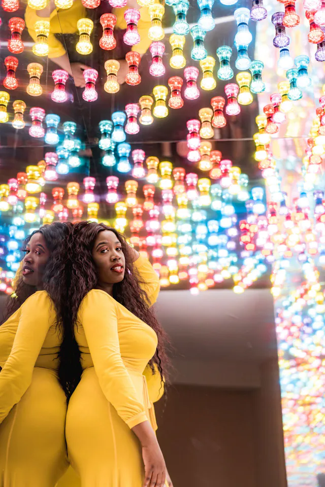 Joue avec ton reflet dans les miroirs du Selfie Hotel pour créer des photos originales!