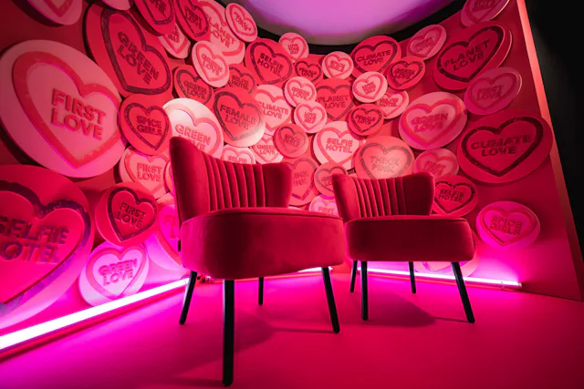 Au Selfie Hotel, tu peux être qui tu veux, mais tu peux surtout être toi-même, alors laisse parler ton imagination et amuse-toi!