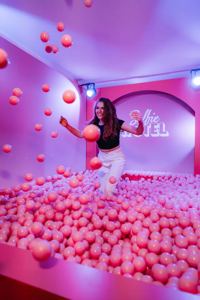 Retrouve ton âme d’enfant et plonge dans une des piscines à boules du Selfie Hotel.
