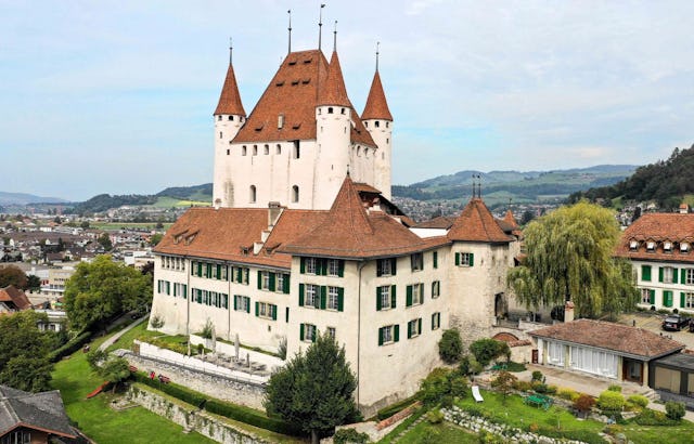 Das Schloss thront über der Altstadt von Thun.