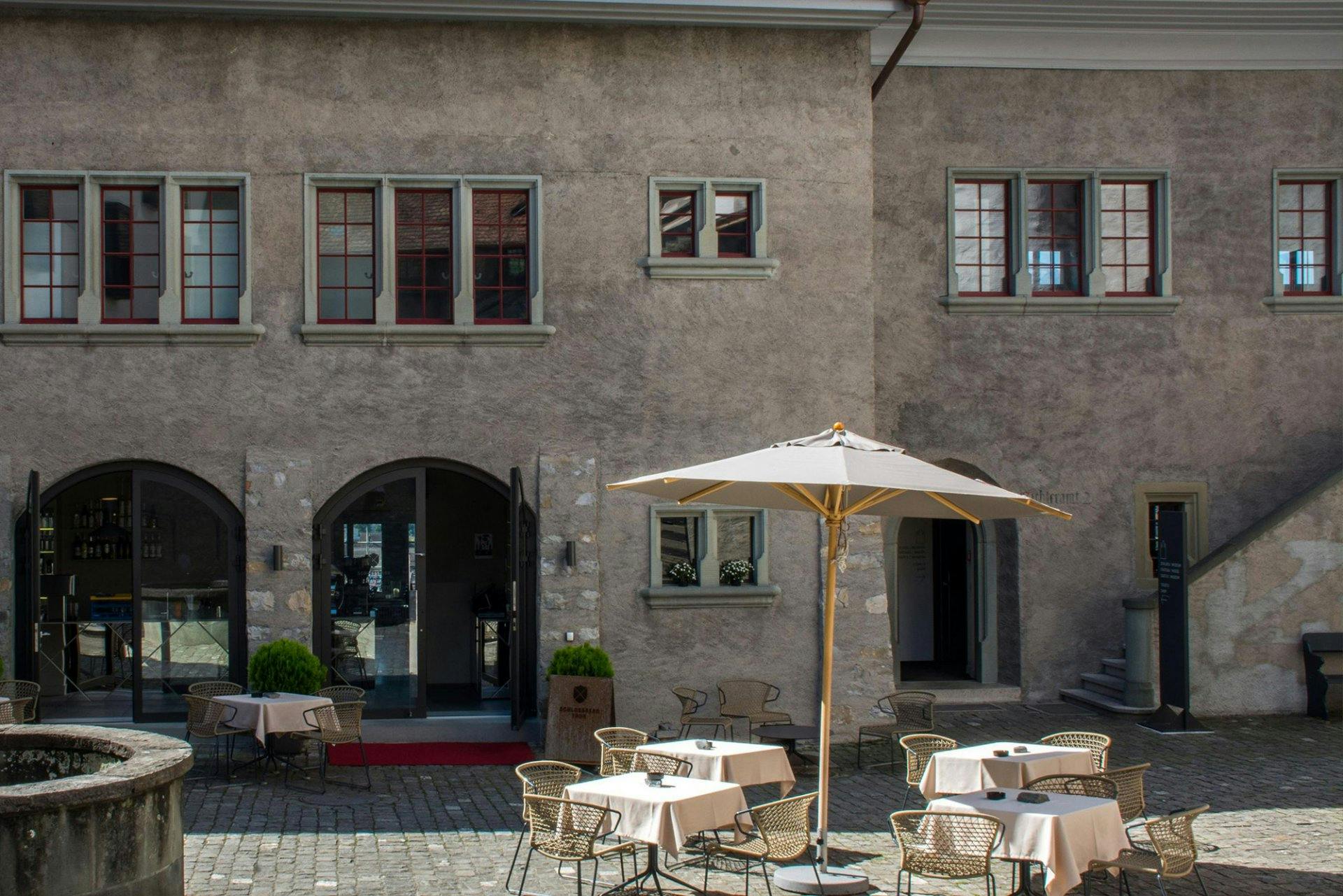 Das Boutique Hotel Schlossberg bietet im hauseigenen Restaurant feine Gerichte an.