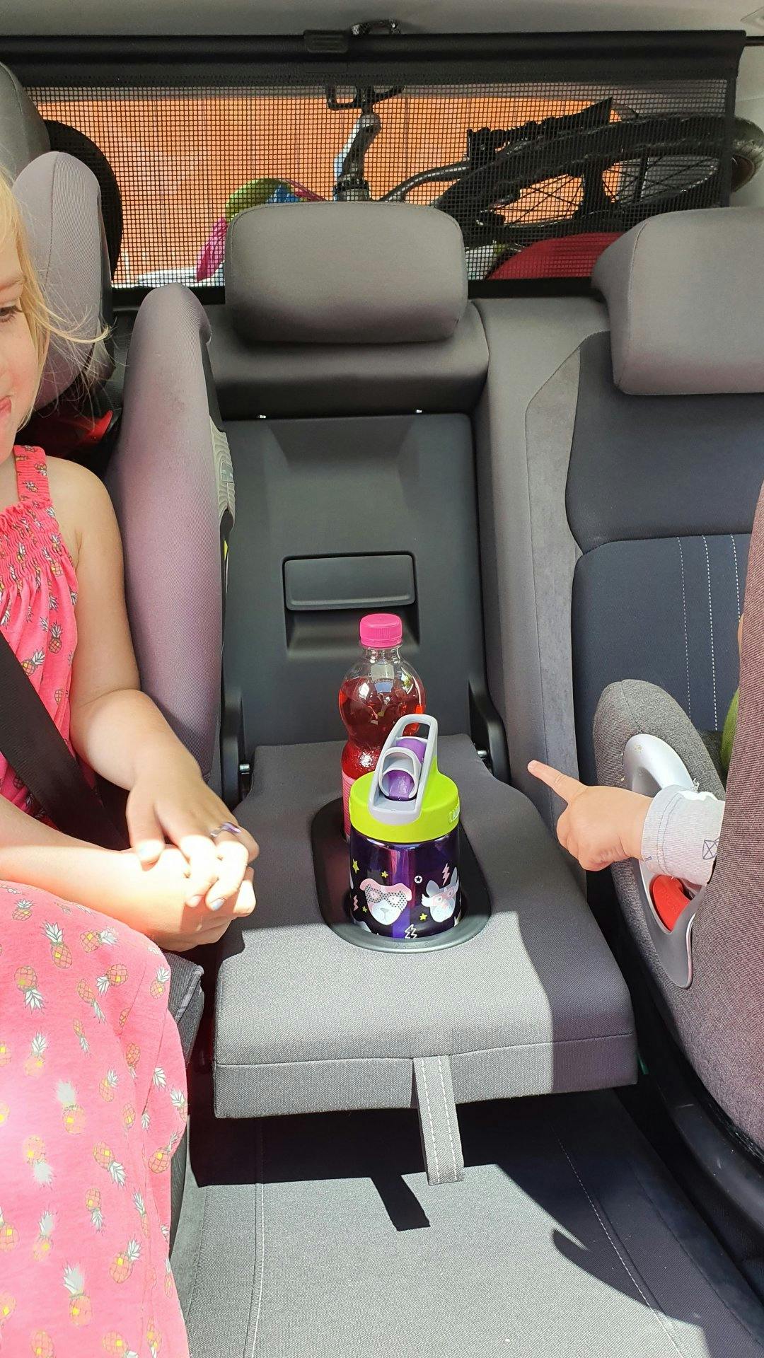 Die Verpflegung immer griffbereit. Hanna freut sich über die Mittelkonsole.