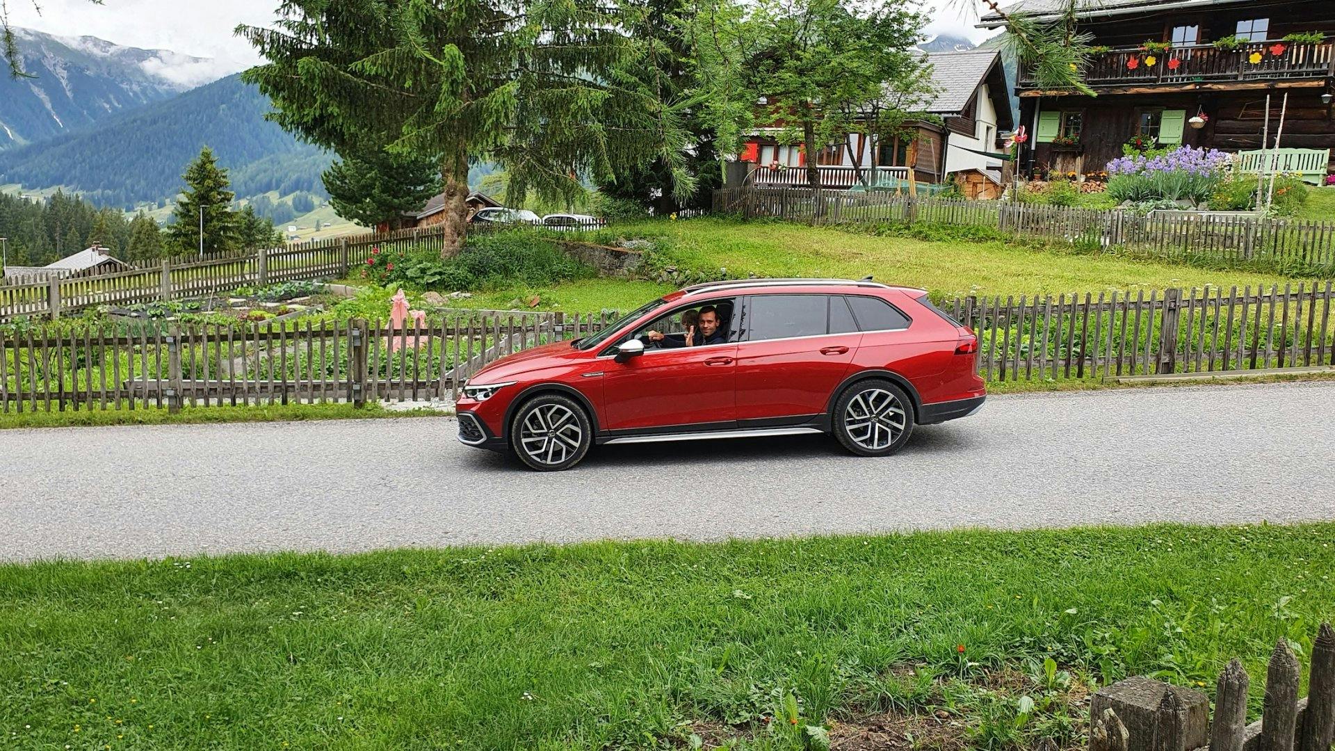 Glücklich und zufrieden auf dem Heimweg: Familie Petrikat mit dem VW Golf Variant.