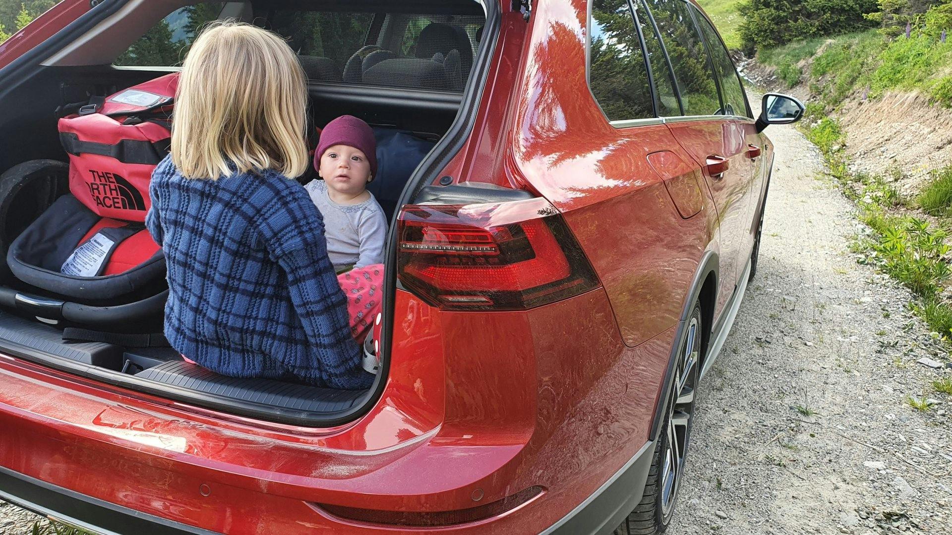 Rubens liebste Beschäftigung nach dem Auspacken: sich im leeren Kofferraum austoben.