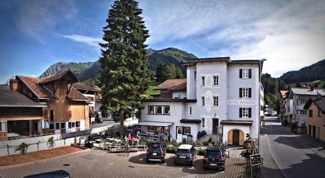 Landstrasse 205, 7250 Klosters, Telefon +41 81 422 13 40, info@wynegg.ch