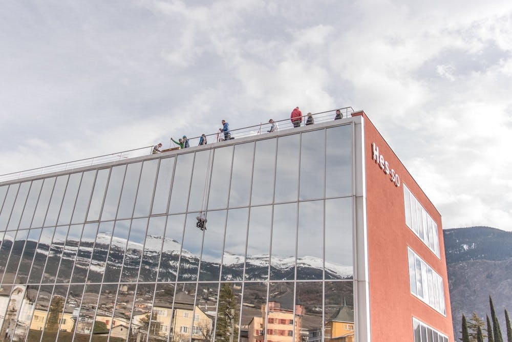 Im Rahmen eines Castings wurde beim Abseilen an der Fassade des Schulgebäudes der Mut der Teilnehmenden getestet.