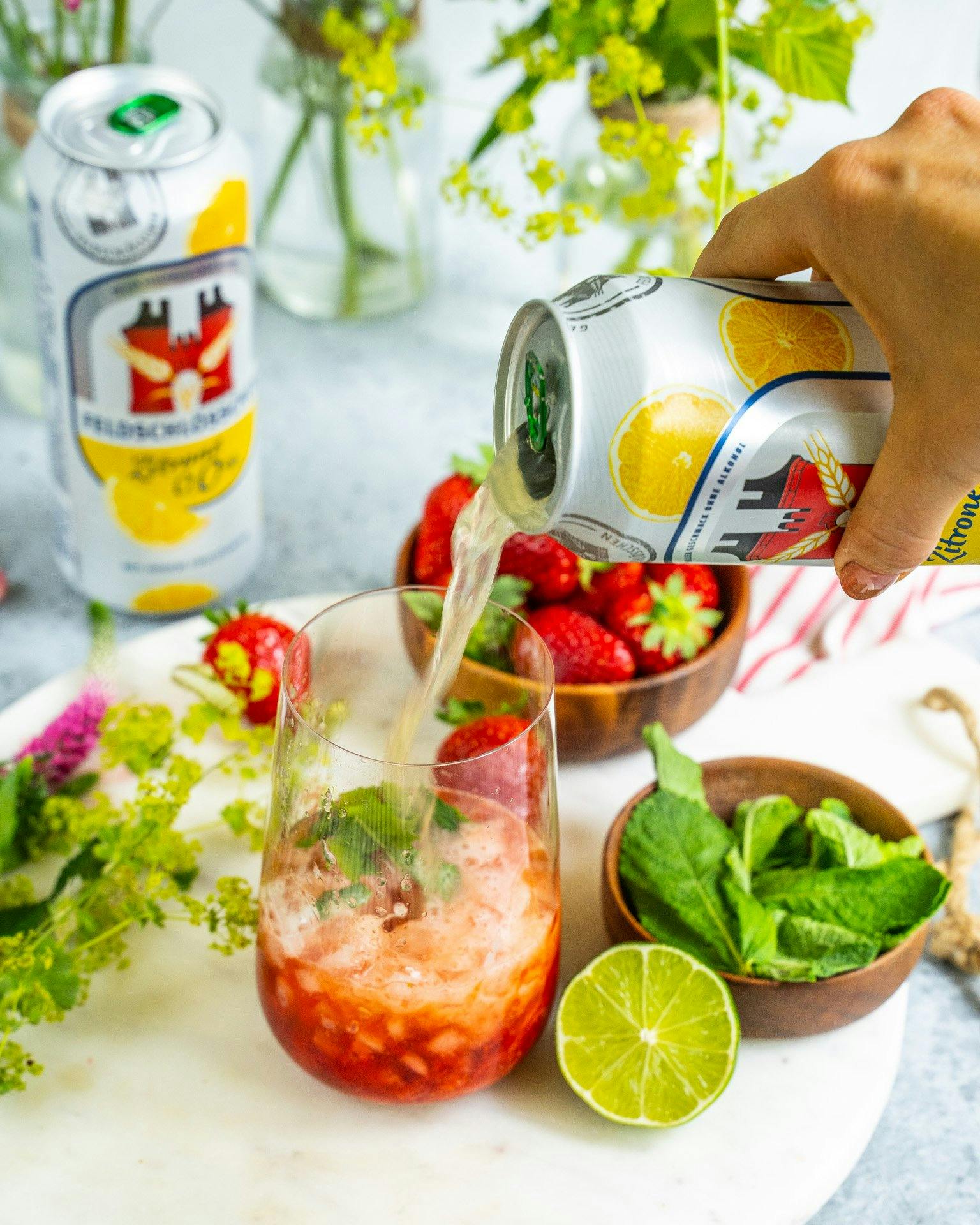 Aggiungere infine la Feldschlösschen senz’alcol al limone e voilà! Il mocktail è pronto da gustare.