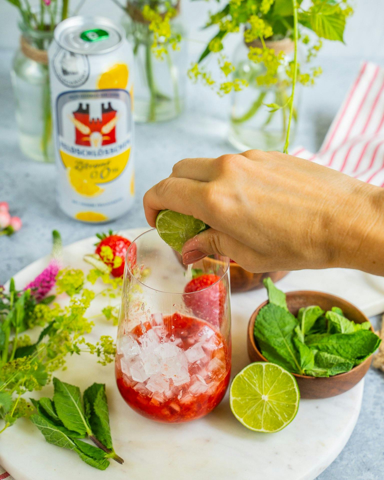 ... aggiungere il ghiaccio, le foglie di menta pestate e il succo di limetta. E mescolare bene!