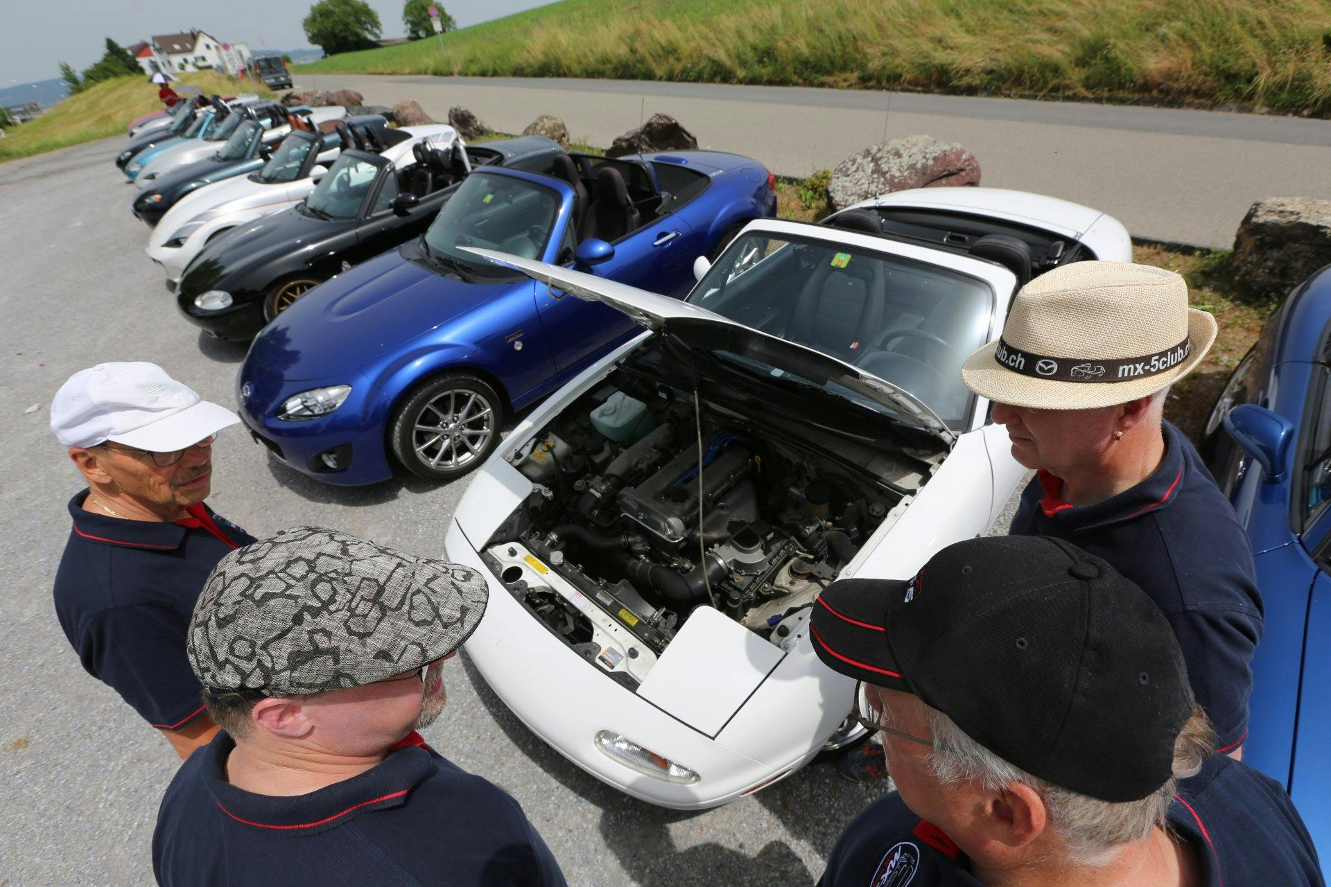 Parler boutique, échanger des informations, s'émerveiller devant les moteurs: les membres du Club Suisse ont toujours quelque chose à dire.