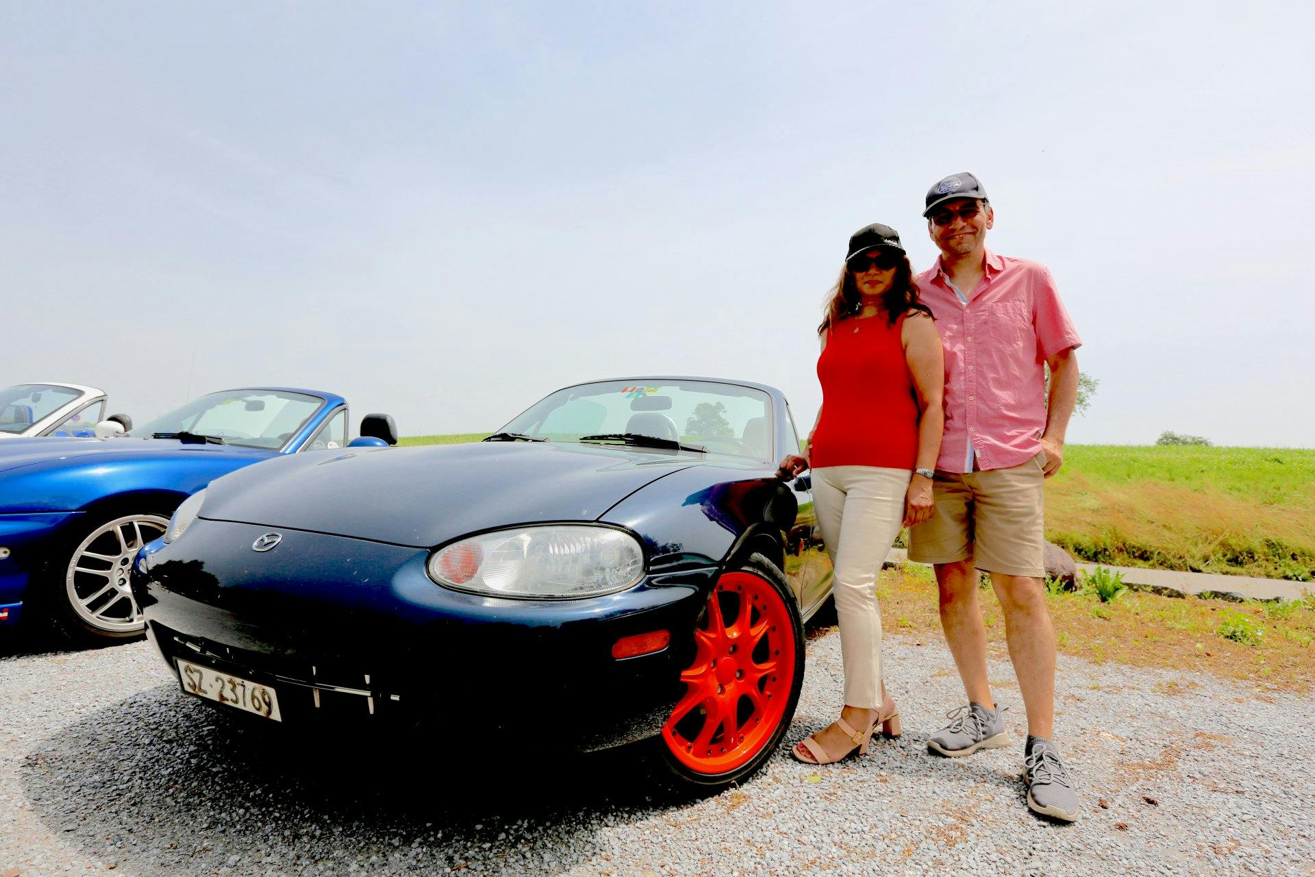 Jürg en est le propriétaire, mais sa partenaire Mandi a aussi évidemment le droit de conduire sa voiture. Mandi est originaire de Londres et déclare:...