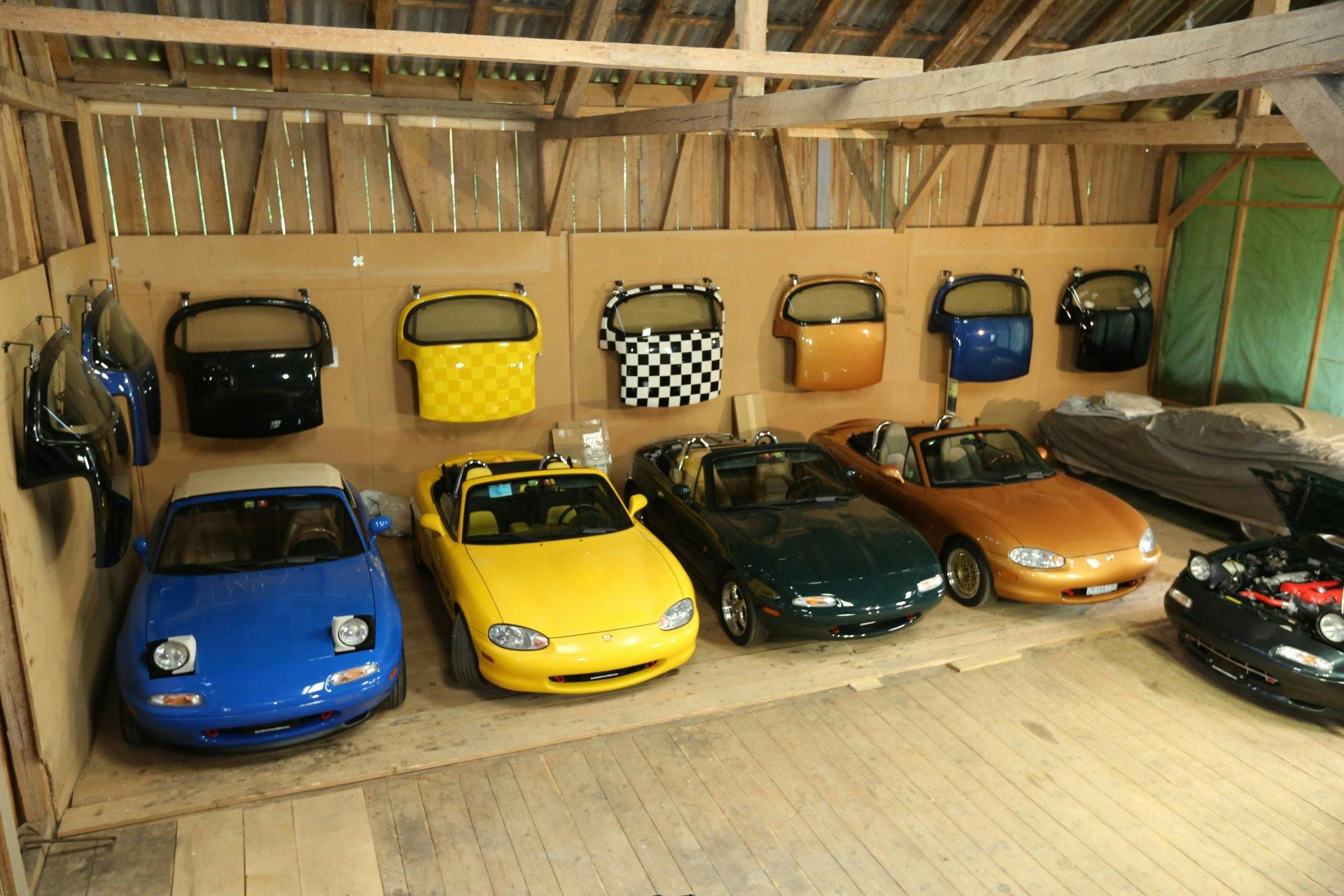 Bien alignées, les hardtops accrochés au mur: une partie de la collection de Heinz Zürcher.