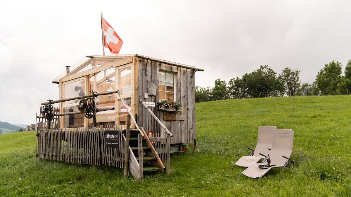 Destination l’«Alpen Britsche» près de Herisau AR, où une chambre au grand air d'une beauté unique attend Heinz Zücher. Si toi aussi tu veux partir en...