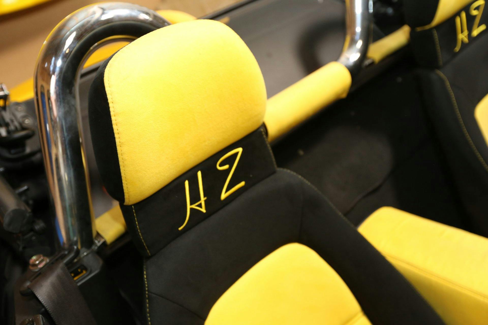 Aucun intérieur n'est identique: celui-ci brille, avec des initiales sur l'appui-tête, entre autres choses.