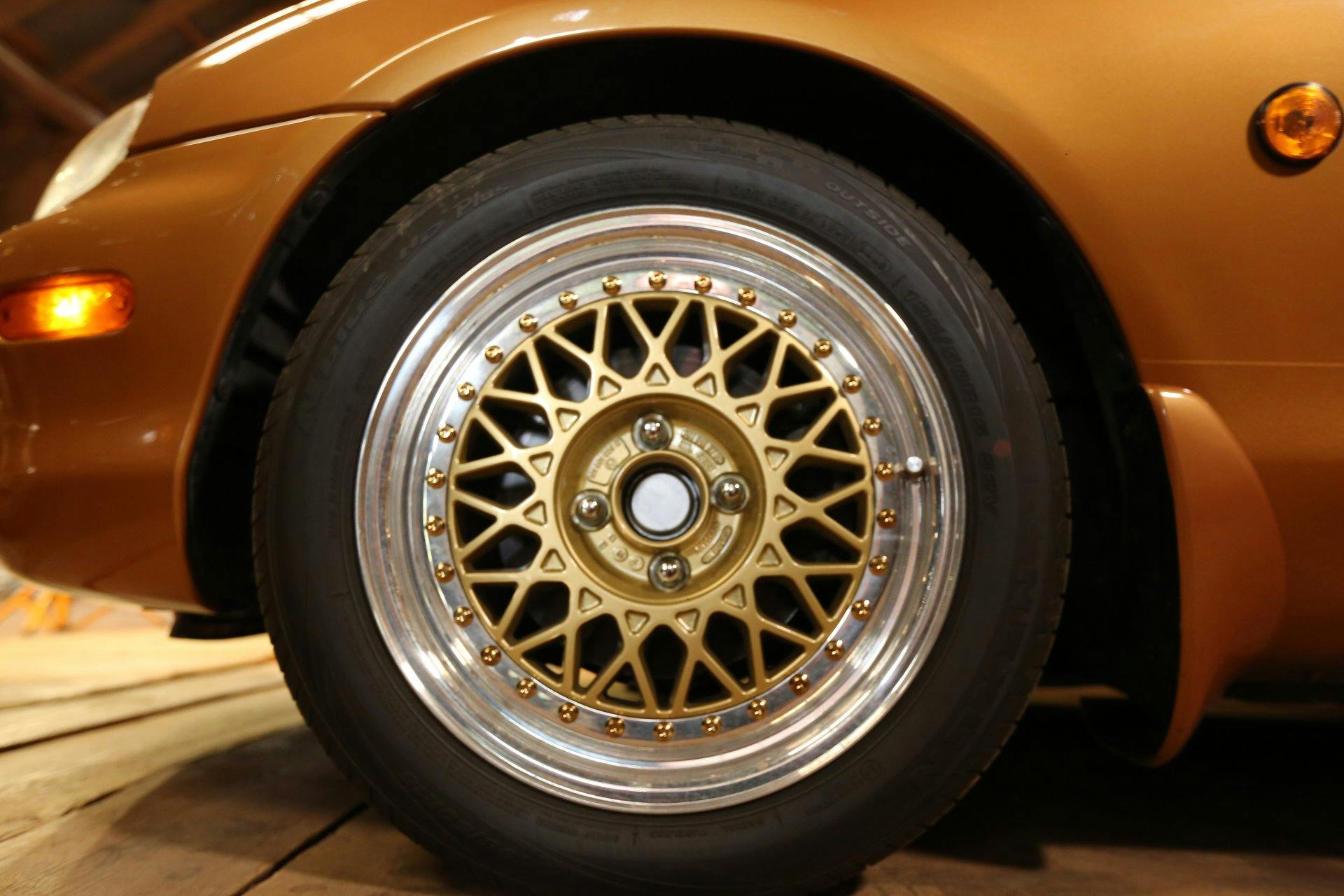 Un peu plus sportives: les jantes spéciales dorées de «Monday», qu'il appelle aussi «Goldie».