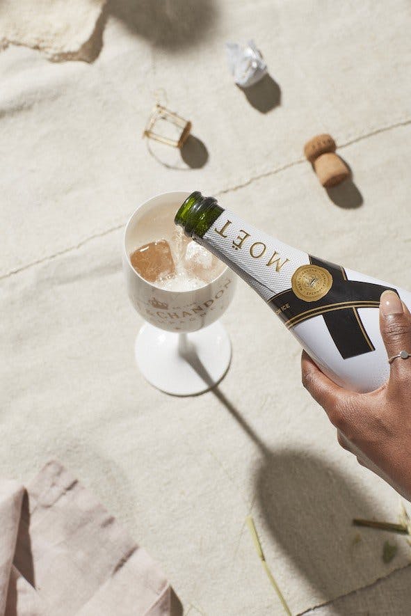 Moët & Chandon Ice Impérial est le champagne de choix pour ceux qui recherchent une nouvelle façon élégante de boire du champagne, un peu plus décontr...