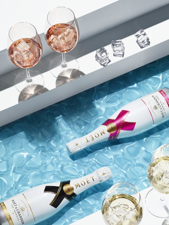 Moët & Chandon Ice Impérial est le champagne de choix pour ceux qui recherchent une nouvelle façon élégante de boire du champagne, un peu plus décontr...