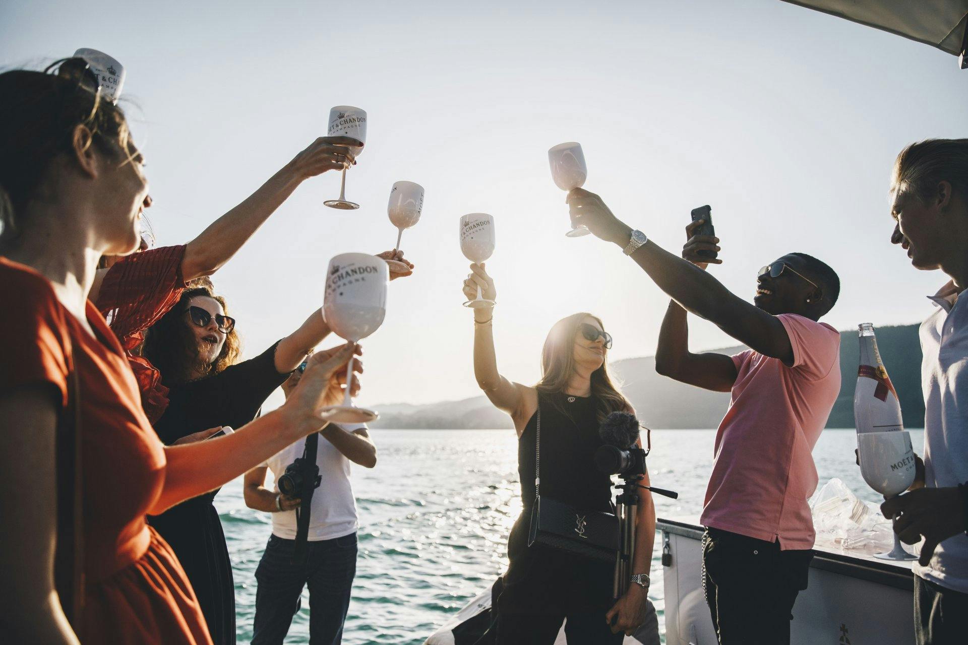 Moët & Chandon Ice Impérial est le champagne de choix pour ceux qui recherchent une nouvelle façon élégante de boire du champagne, un peu plus décontr...