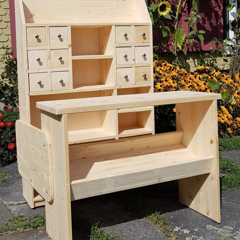 Jetzt fehlen nur noch die leckeren Sachen: Kinderkaufladen der Extraklasse!