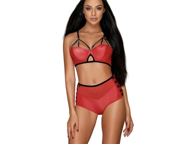 Gefährliches Rot: Der erotische Zweiteiler betört nicht nur durch seine Farbe.