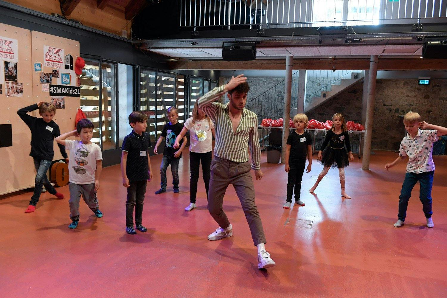 Hänni arbeitete im Workshop zum ersten Mal so intensiv mit Kindern zusammen: «Es macht viel Spass, aber ich bin nun total erschöpft», erzählt er lache...