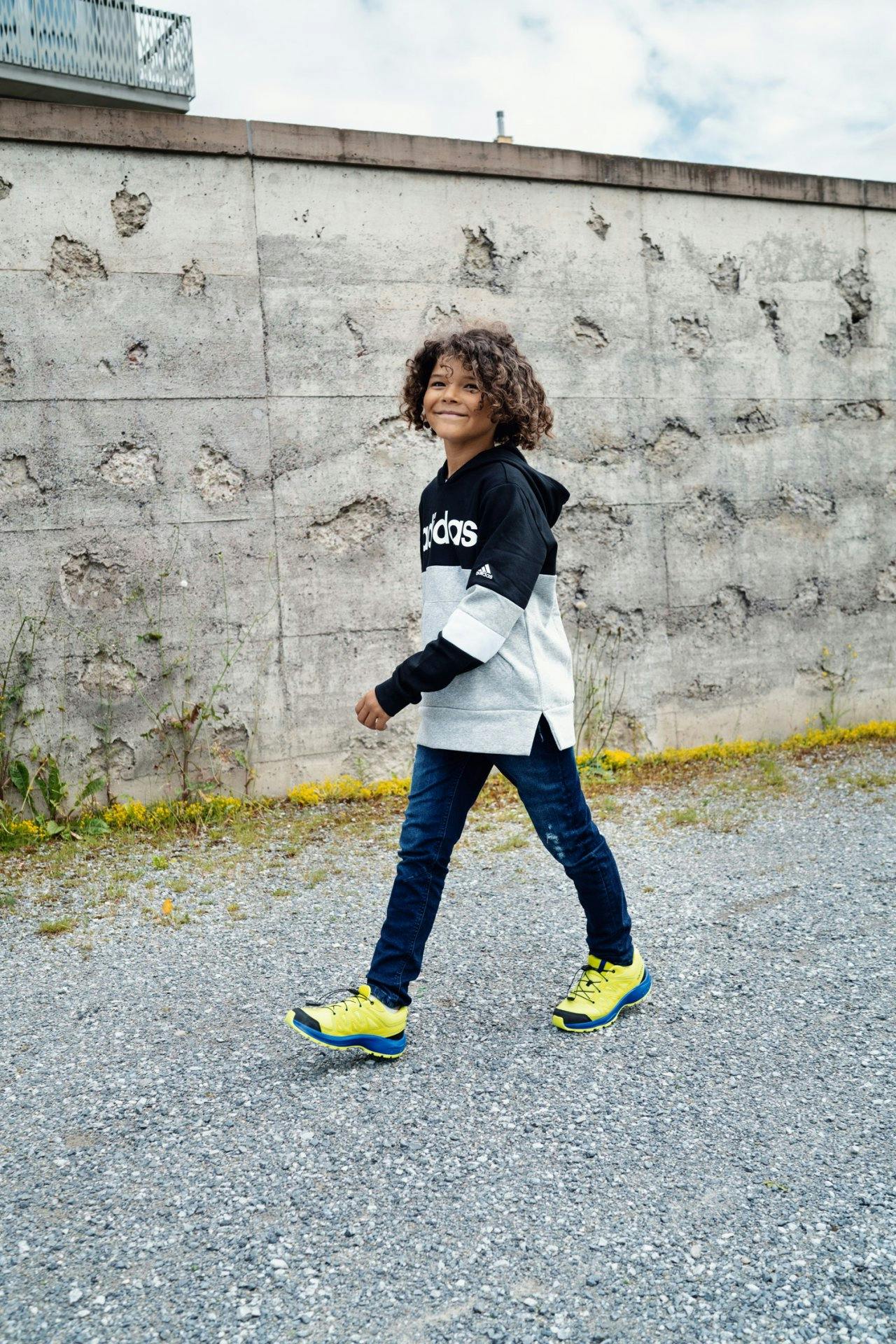 Les bonnes chaussures sont également essentielles sur le chemin de l'école, comme ce modèle jaune de Salomon.