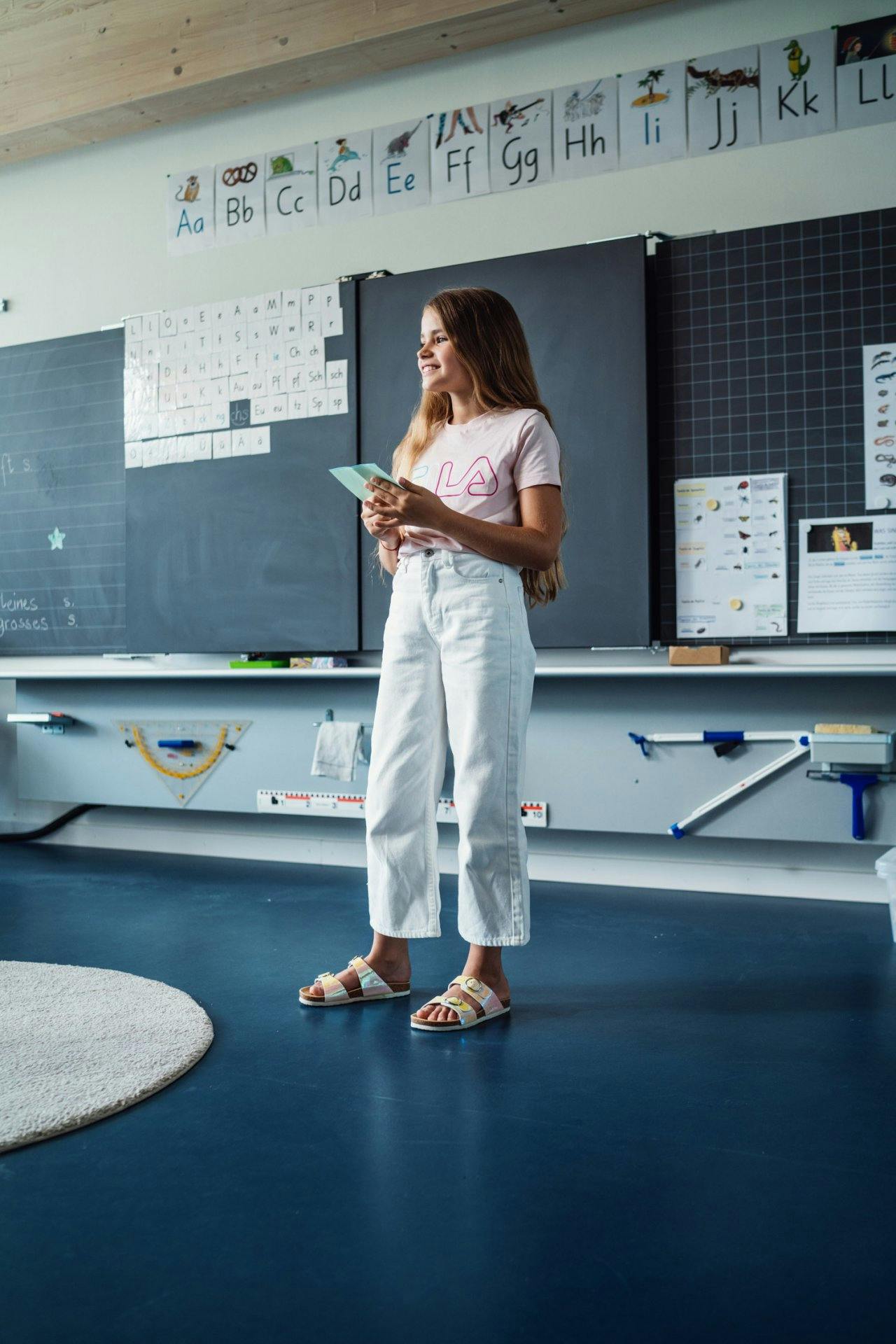 Toujours à l'aise en déplacement avec ces sandales Elefanten, même à l'école.