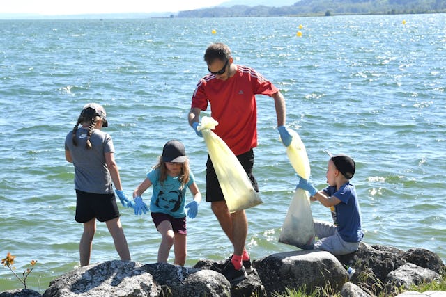 Le plogging permet aussi de passer du bon temps en famille.