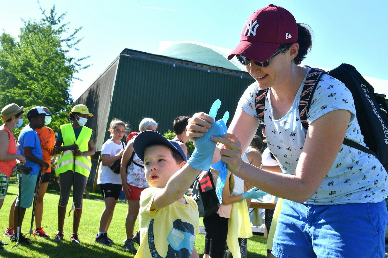 Petits et grands mettent des gants.