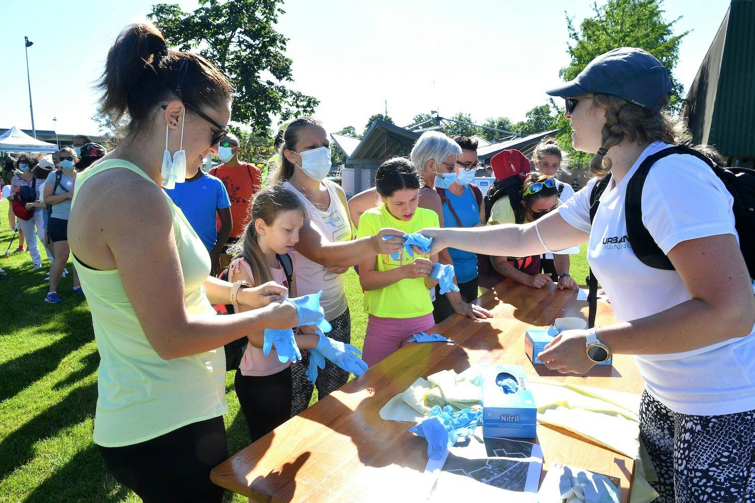 Tout le monde s'équipe avant de prendre part à l'échauffement et d'ensuite aller faire une session de «plogging».