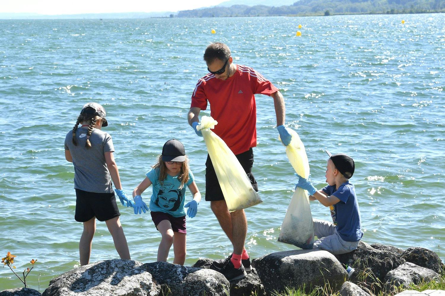 Enfants et parents mettent les bouchées doubles.