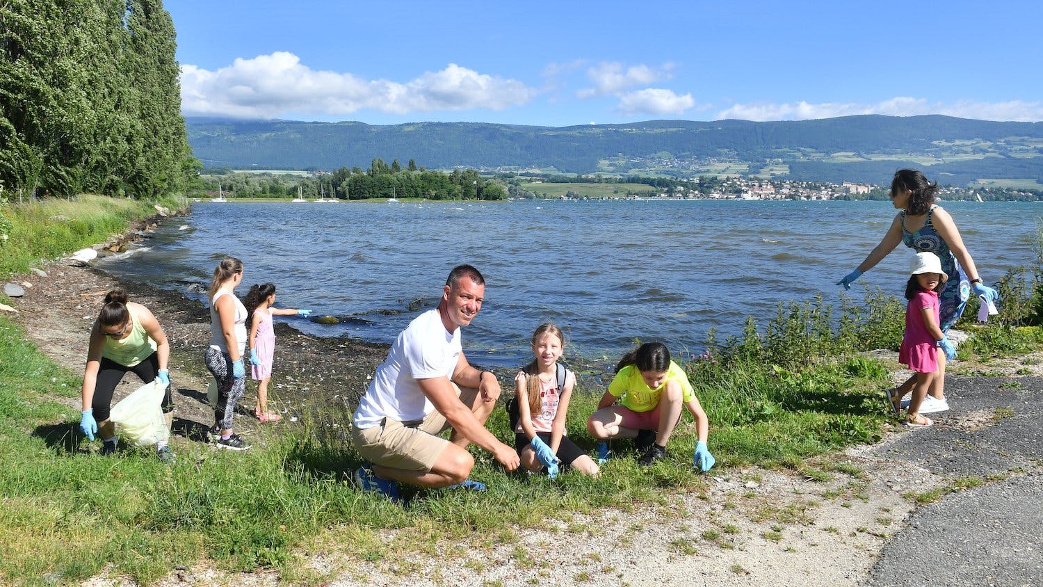 ... Ou sur celles du Lac de Neuchâtel, Mathieu Gleyre (au centre) et les participants mettent la main à la pâte.