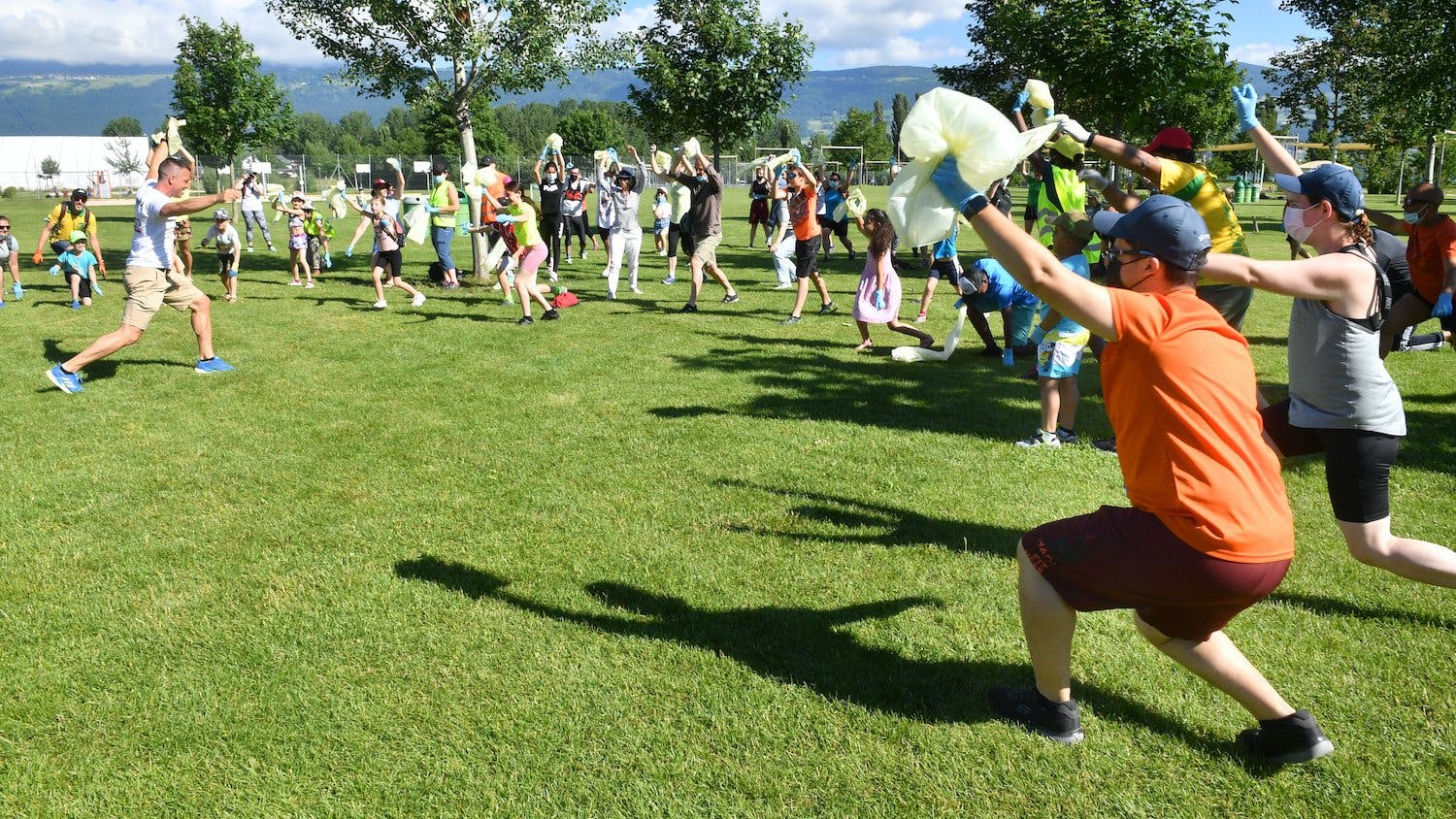 On tire sur les muscles qui seront ensuite mis à contribution pendant la session de «plogging».