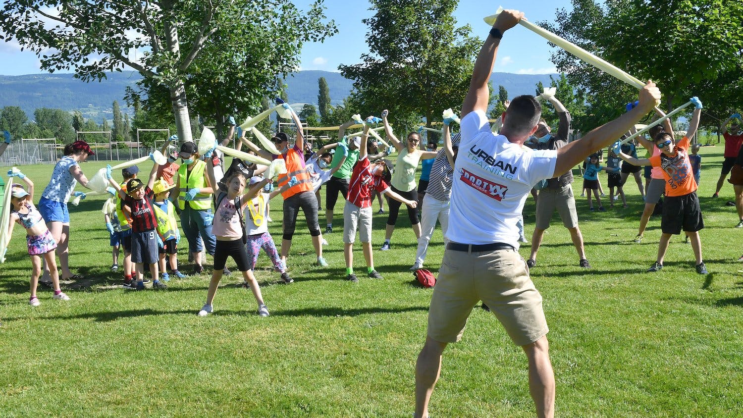 Petits et grands s'échauffent comme il se doit.