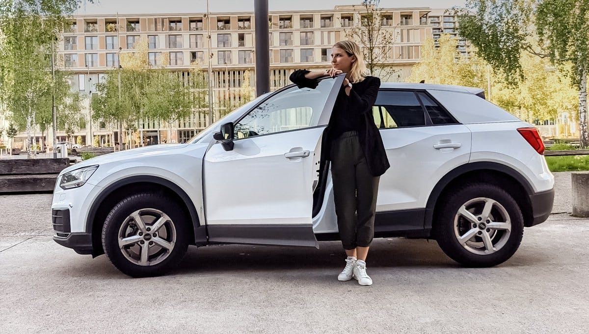 Laura fährt mit ihrem Audi Q2 gerne in die Berge.