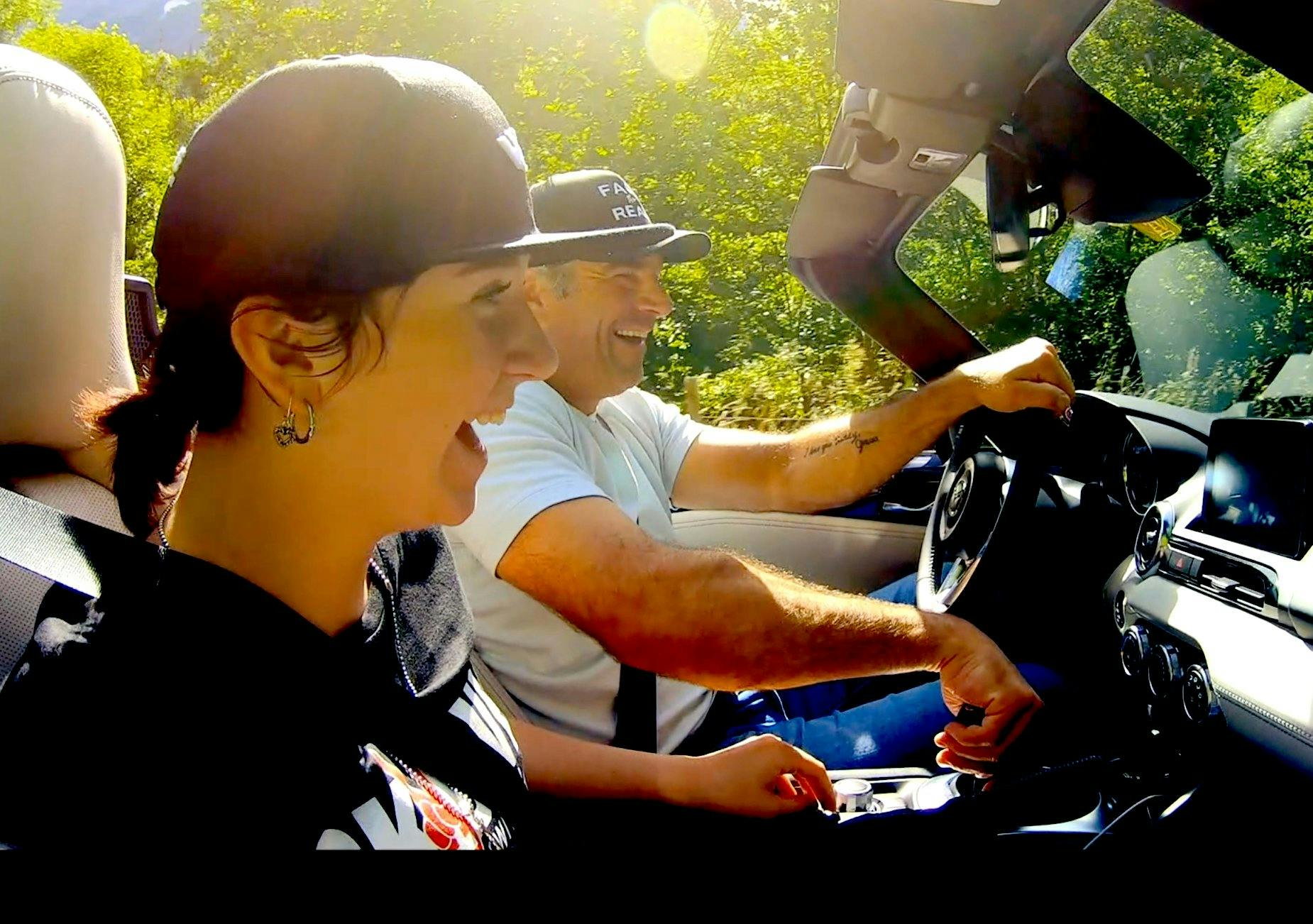 Le père et la fille Keller s'amusent visiblement dans la