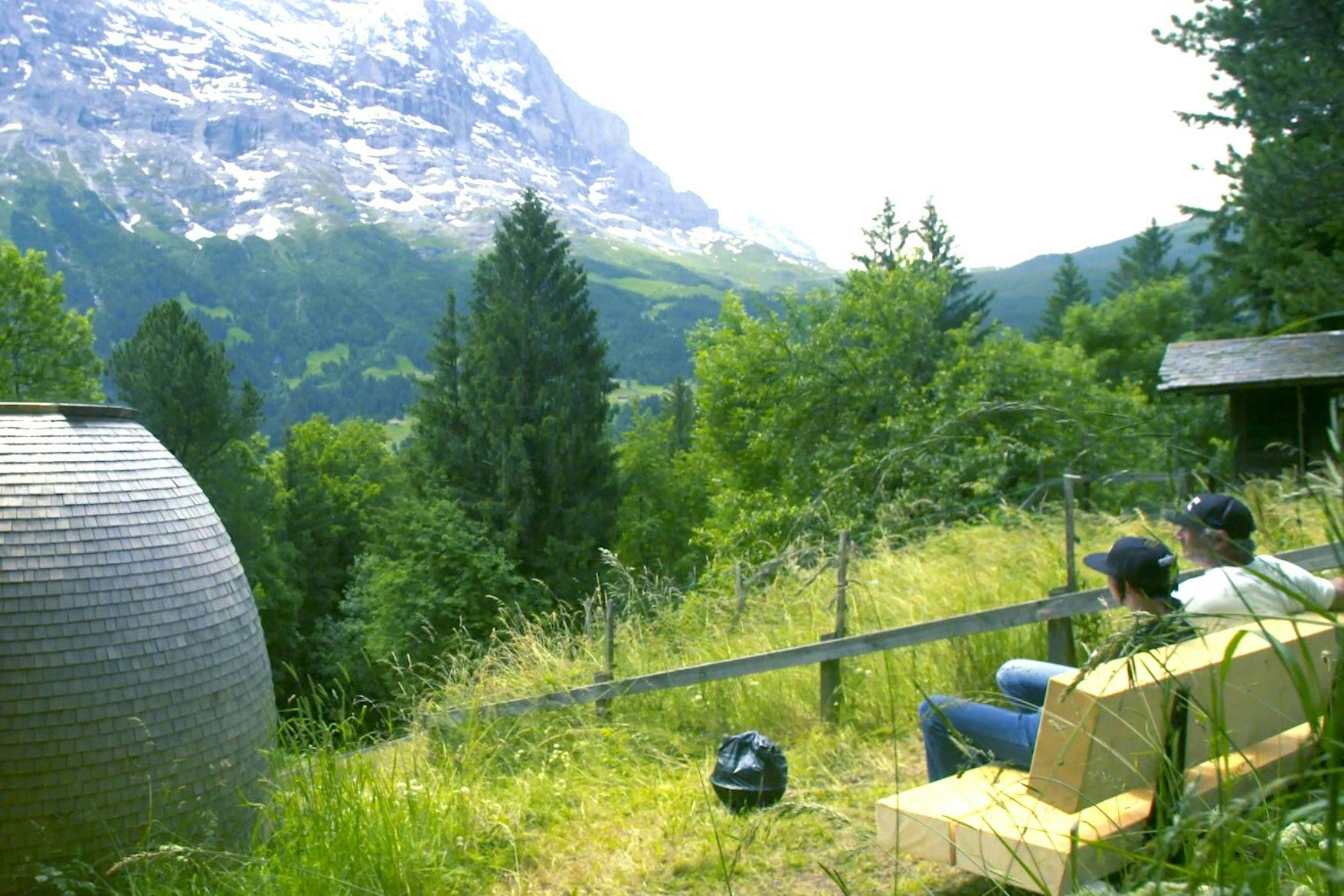 Arrivée à l'hôtel idyllique «Bienenstock», à Grindelwald (BE), avec vue sur l'Eiger. Si toi aussi tu as des envies de grand air et souhaites vivre une...