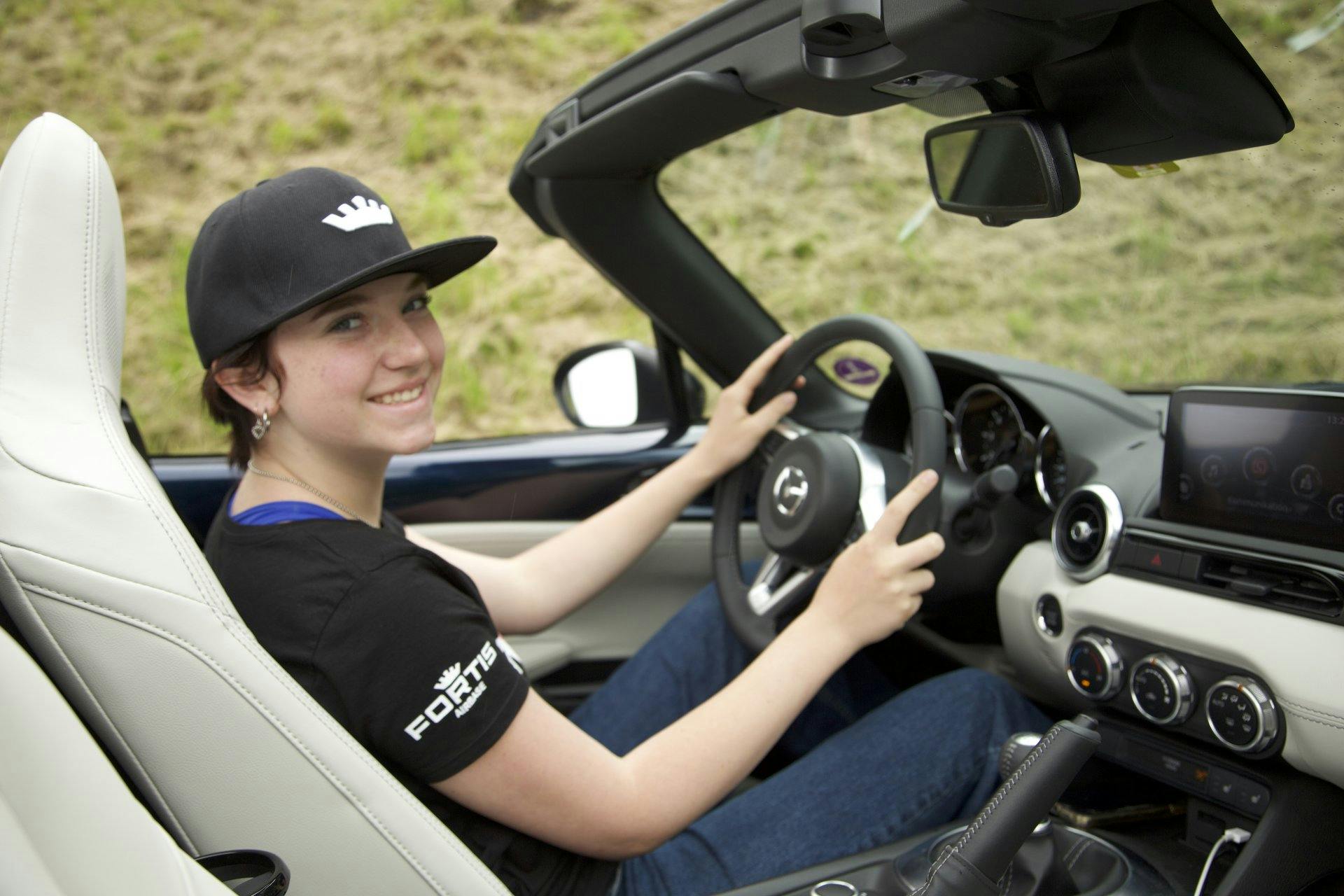 De la bonne humeur au volant: Geneva n'a pas encore le droit de conduire en Suisse, mais elle apprécie quand même le voyage. Et elle peut aussi prendr...