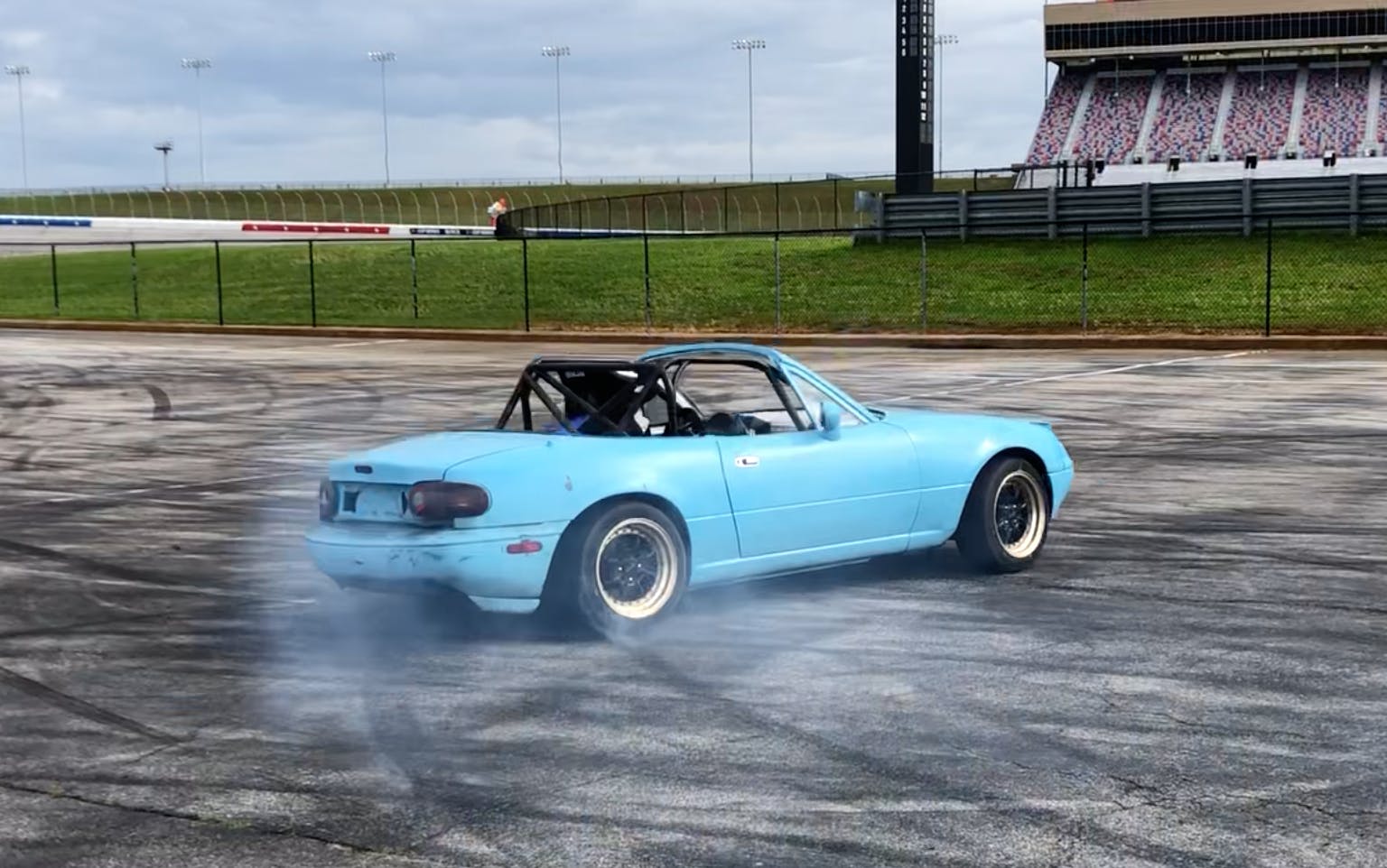 Elle drifte comme une pro: Geneva sur le circuit.