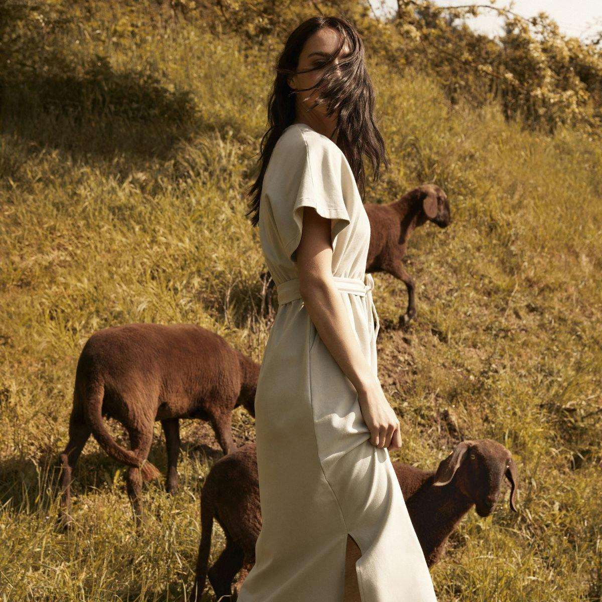 Eignet sich wunderbar für spätsommerliche Spaziergänge oder zum Entspannen zuhause: Dieses Kleid wurde mit Granatapfelschalen gefärbt. Das sieht nicht nur gut aus, sondern ist auch umweltfreundlich. Diese Methode benötigt nämlich weniger Wasser und kommt ohne chemische Veredelung aus.