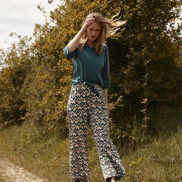 Damit kann man auch schon mal den Gang zum Bäcker wagen. Dieses Pyjama aus Tencel Lyocell fühlt sich an wie eine zweite Haut. Die Produktion von Tencel ist ein geschlossener Kreislauf, bei dem die verwendeten Chemikalien zu 99% zurückgewonnen werden.