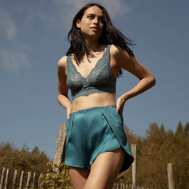 Dieses Bralette aus recycelter Spitze darf gerne hergezeigt werden und lässt sich zum Beispiel auch gut zu einem Blazer und einer Anzugshose kombinieren.
