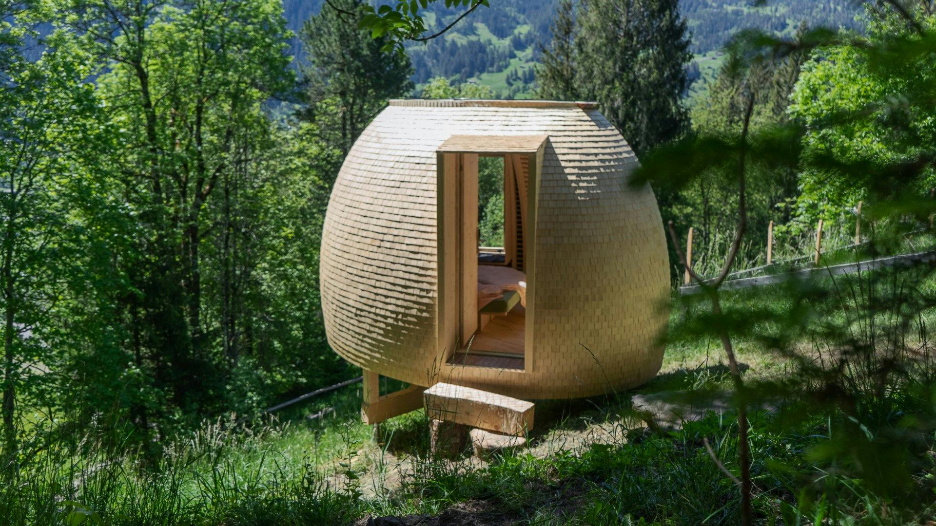 Les Keller vont  passer la nuit dans une ruche aménagée en chambre d'hôtel.