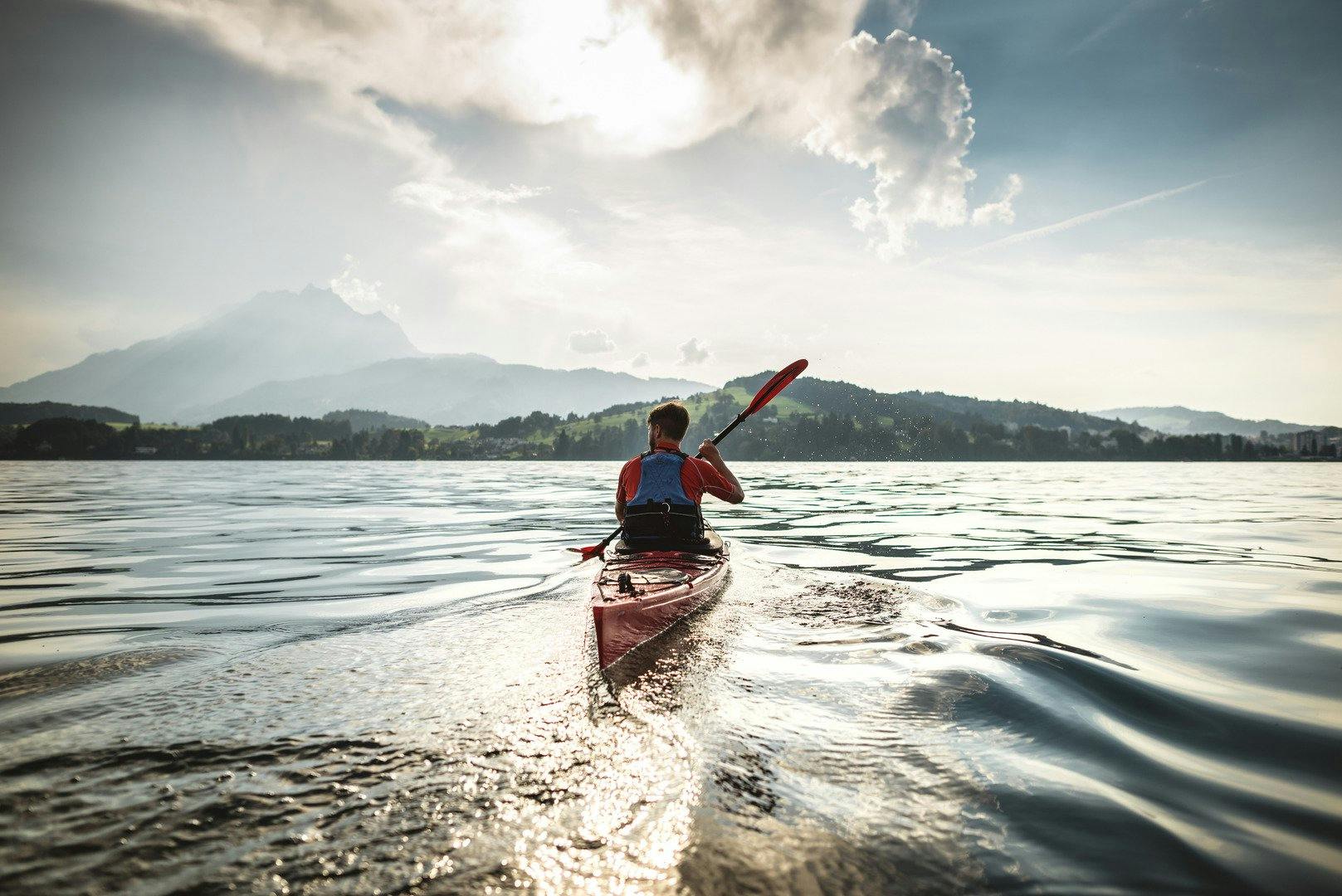 Une balade en kayak au soleil couchant.