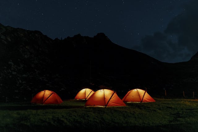 Tell-Trail étape 5: la Tent City  de l'Alp Laucheren.