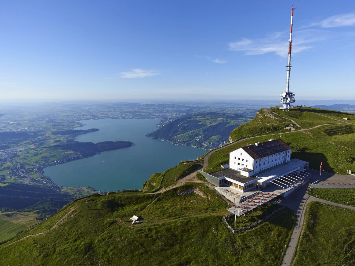 Auf dem Gipfel geniesst man einen spektakulären Weitblick