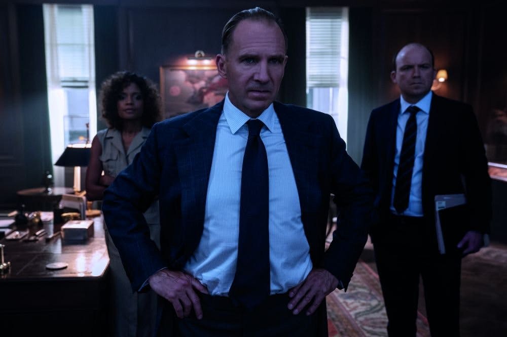 Ritrovarsi: M (Ralph Fiennes, devant) e Miss Moneypenny (Naomi Harris, a sinistra)